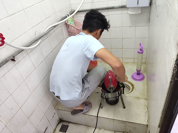 太原管道堵塞冒臭气 专业师傅现场解决问题