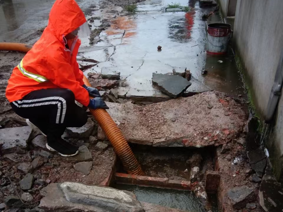 太原专业清理污水池 炜誉市政以规范流程守护城市 “肠道”